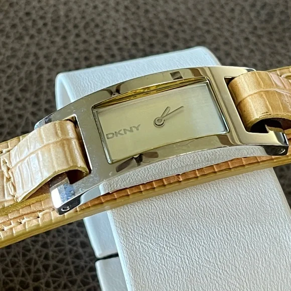 DKNY leather Silver and Tan Watch. NEW DKNY SILVER TONE,CARAMEL,TAN LEATHER BAND,GLITZ DIAL  main image 3